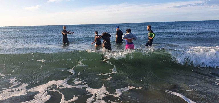 Groupe de personnes dans la mer en train de faire du sport