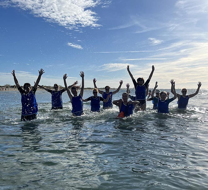équipe de sport santé dans la mer à Montpellier