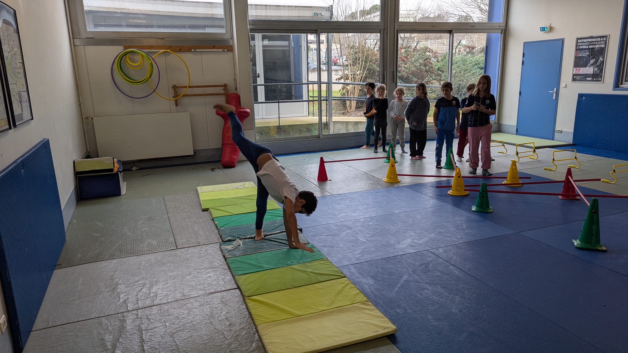 Enfants pratiquant la gymnastique en salle.