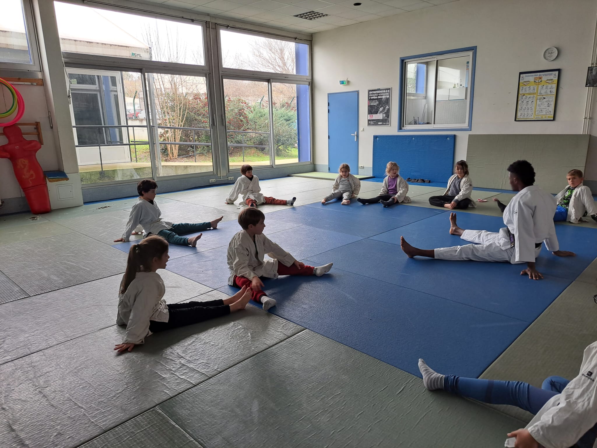 Enfants pratiquant le judo sur un tatami.