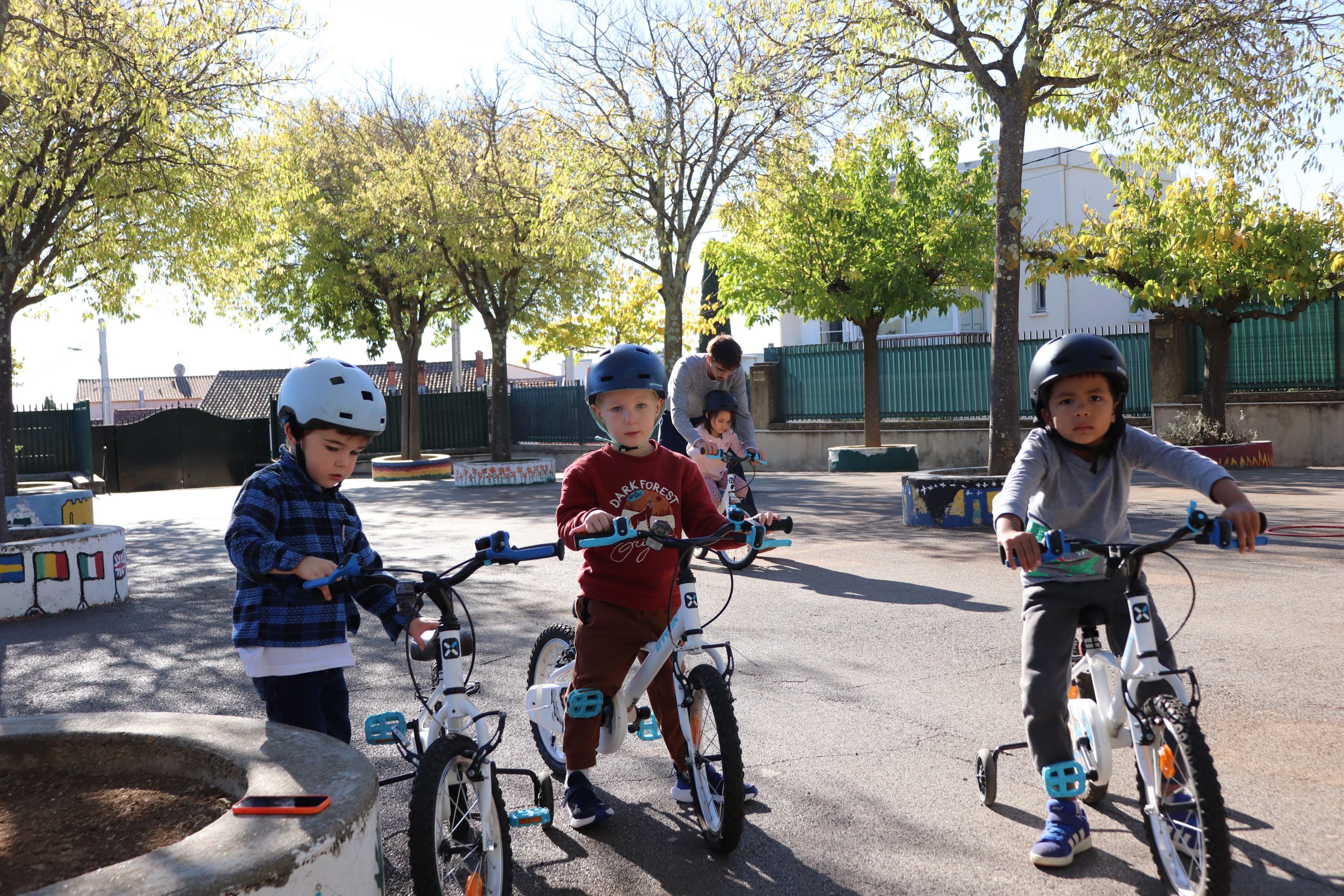 Enfants apprenant à faire du vélo.