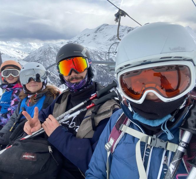 groupe de skieurs sur un télésiège