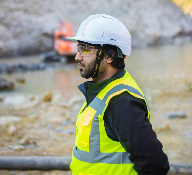 homme en tenu de chantier