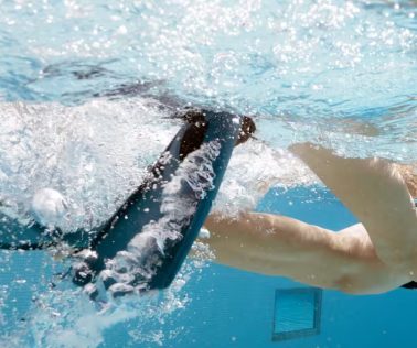 Personne nageant sous l'eau avec des palmes.